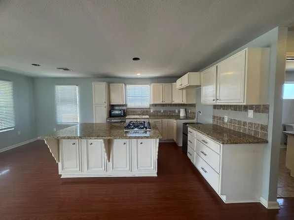 735 10th St, San Leon, TX 77539