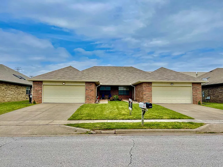 2841 W Silverleaf St — Photo 1