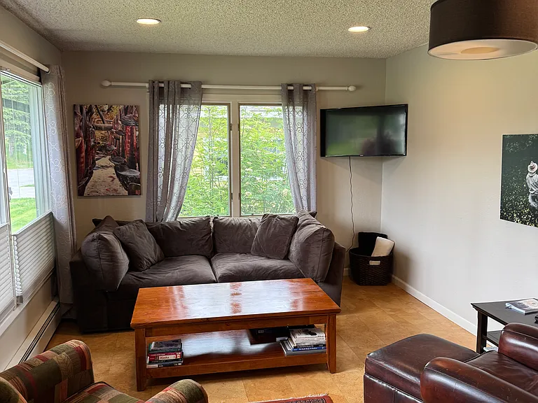 2160 Stanford Dr — Photo 3