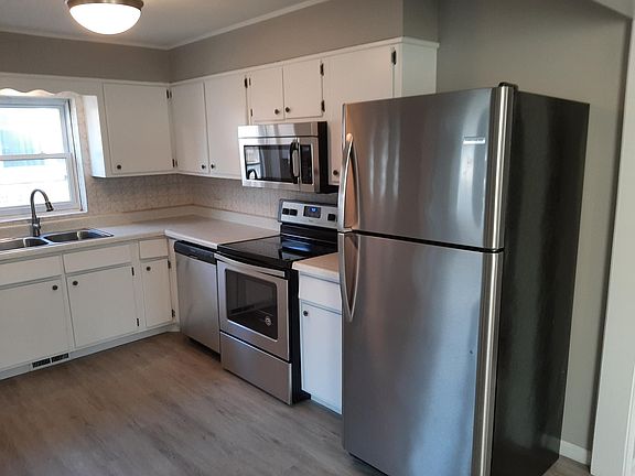 3rd image of 824 Portsmouth Ave