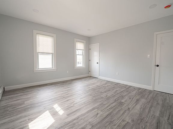 2nd image of 194 N Chestnut St Floor 2