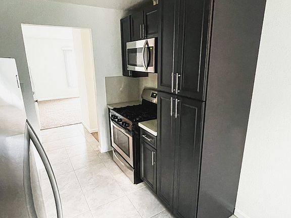 4th image of 933 Green Ave #4
