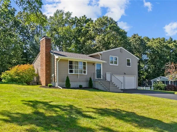 6 Glenwood Dr, Coventry, RI 02816