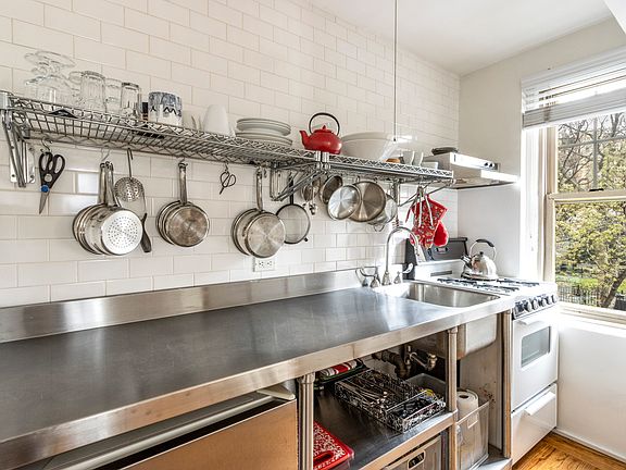 4th image of 299 W 12th St #D2