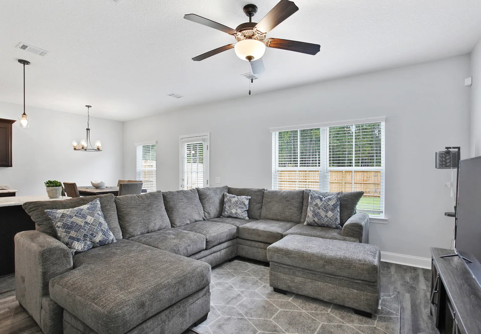 3 bed, 2.5 bath, 1462 sqft, $1,900 — Photo 2