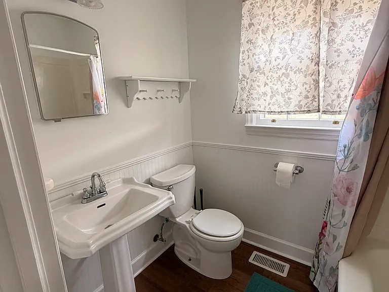 Airline Dr — Photo 8