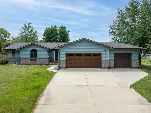 55 Bunker Hill Dr, Lisbon, IA 52253