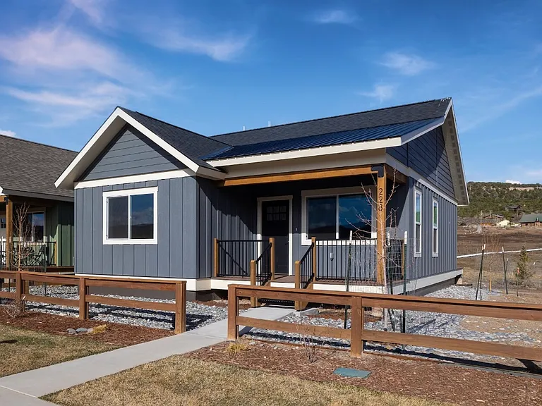 228 Redcliff Dr — Photo 1
