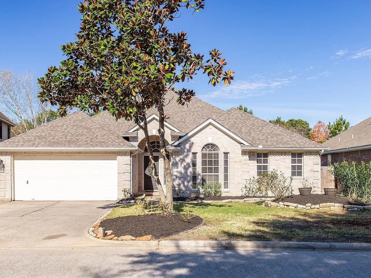 4 bed, 2.0 bath, 2588 sqft, $2,475 — Photo 1