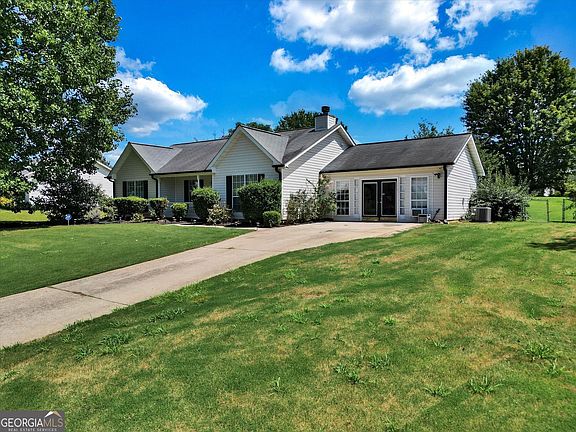 3rd image of 140 Greenleaf Dr