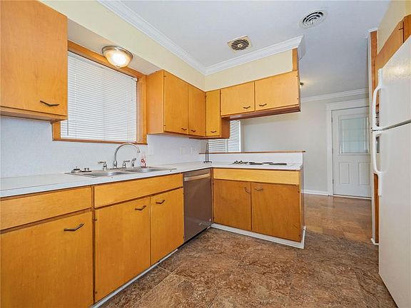 4th image of 408 W School St