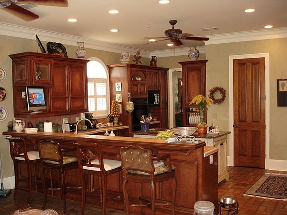 Lovely eat in kitchen.