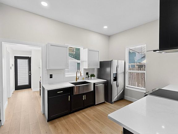 4th image of 712 W 8th St