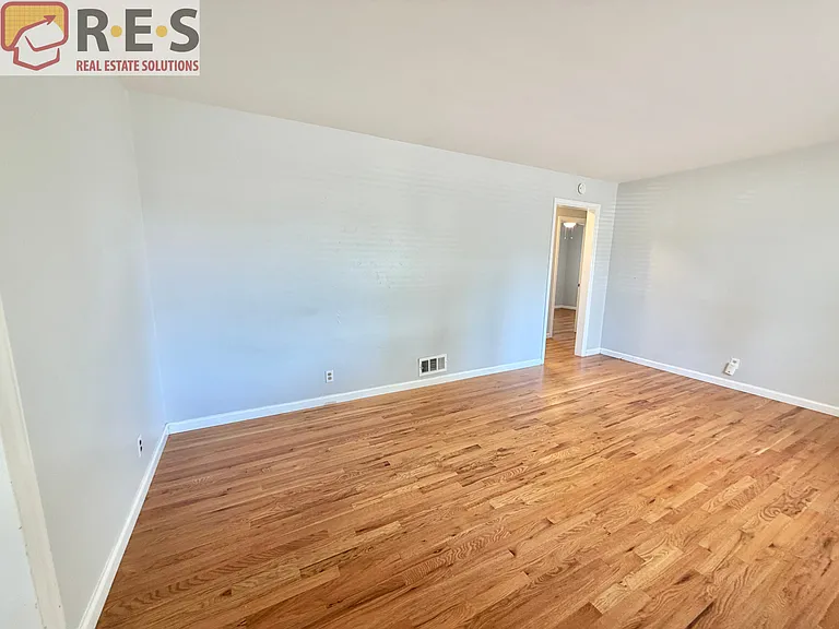 2216 Elmira St — Photo 9