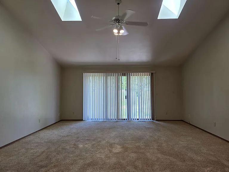 1600 E Tracia Ln — Photo 11