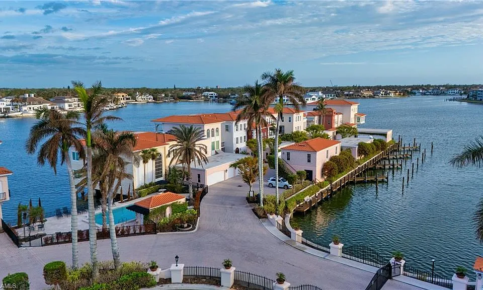 4000 Gulf Shore Blvd N #1400
