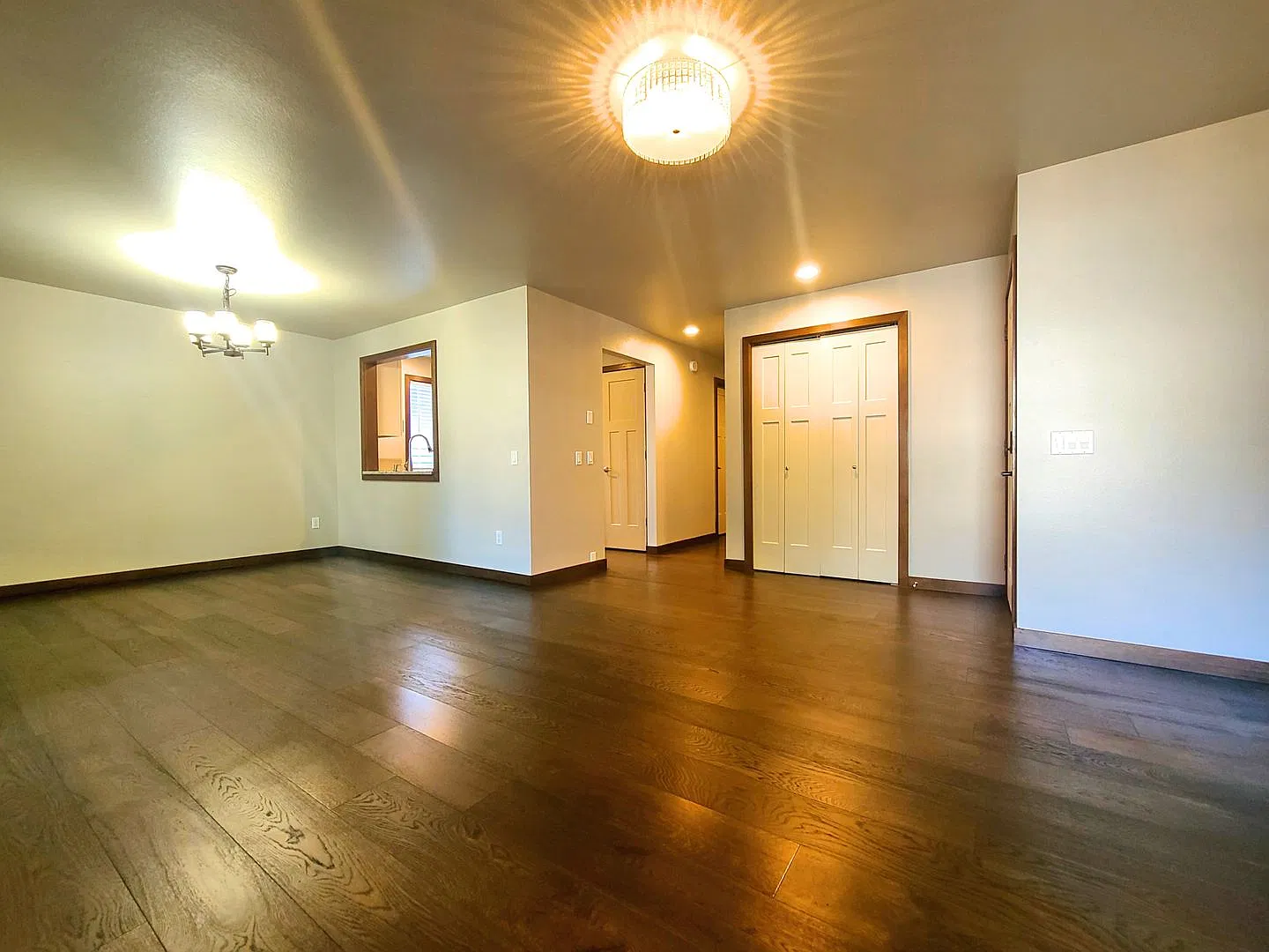 Available Now! Gorgeous Kirkland South Rose Hill Ground Floor Home With Garage — Photo 4