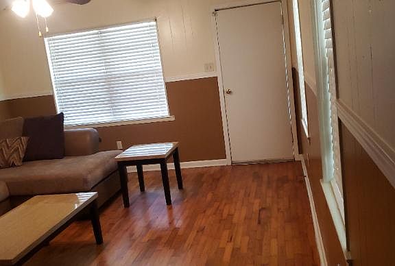 4th image of 4702 Lynch Dr