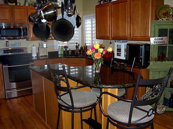 Updated Gourmet Kitchen w/Granite