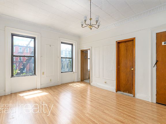 2nd image of 392 De Graw St #2
