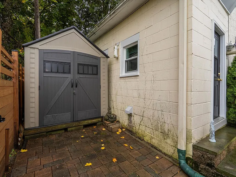 145 Roosevelt Ter — Photo 33