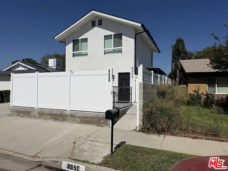 8550 Gloria Ave — Photo 10