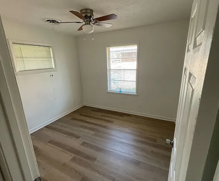 305 Midway Dr — Photo 12