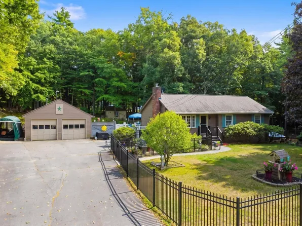 17 Maple St, Douglas, MA 01516