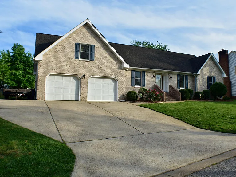 413 Southern Oak Dr — Photo 1