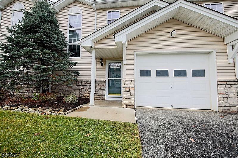 1st image of 13 Ferndale Ln
