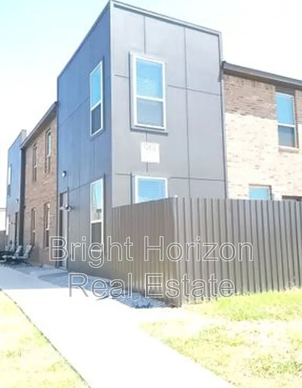 2 bed, 2.5 bath, 1350 sqft, $1,650 — Photo 1