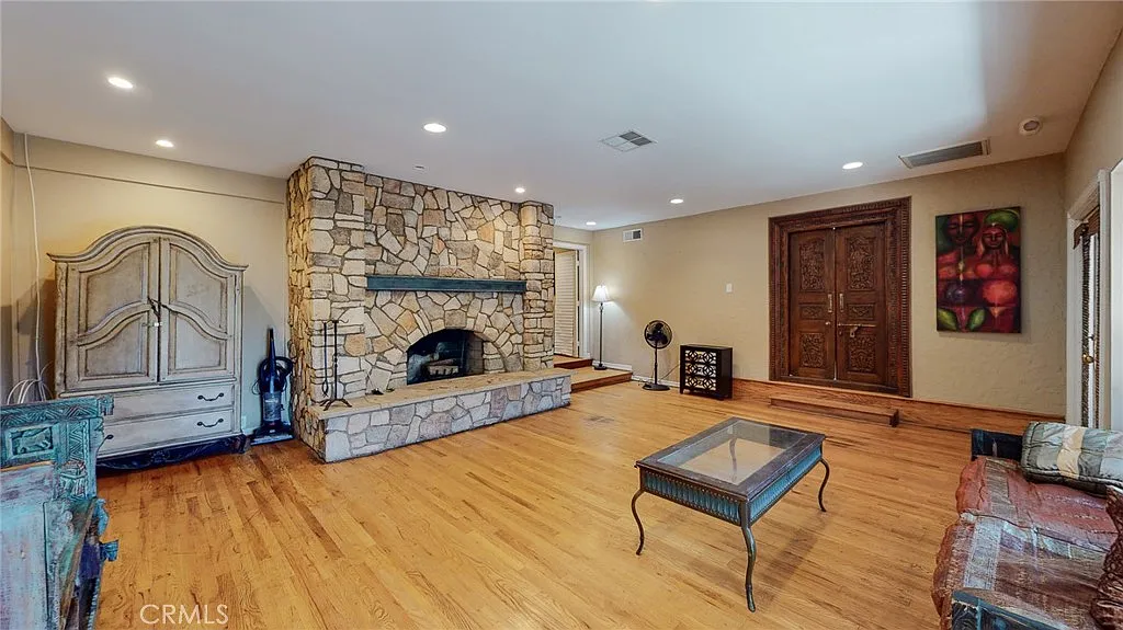 6 bed, 5000 sqft, $11,750 — Photo 3