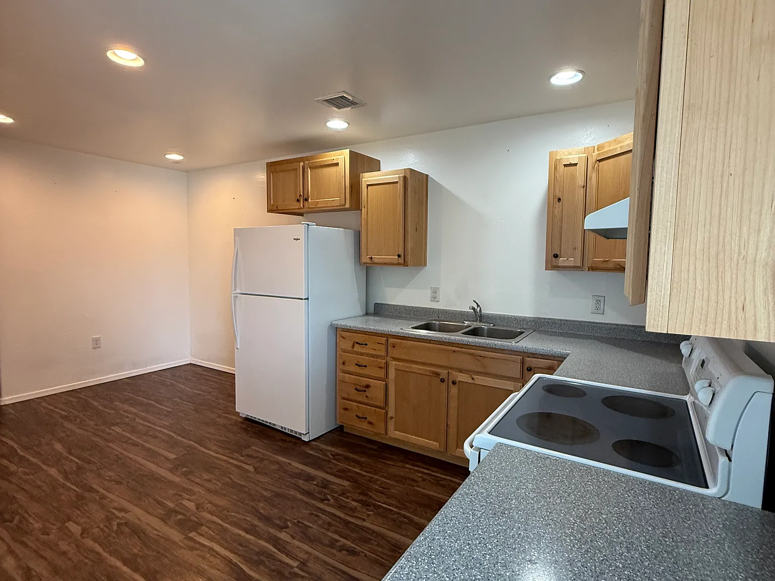 2 bed, 785 sqft, $1,350 — Photo 3