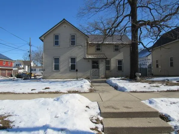 108 S Wayne St, Manchester, IA 52057