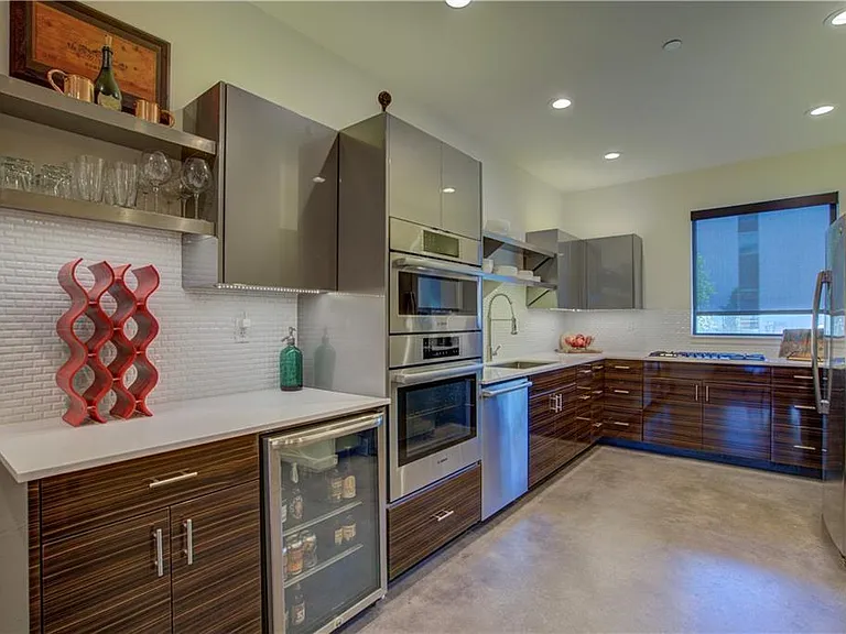 807 NW 9th St — Photo 3