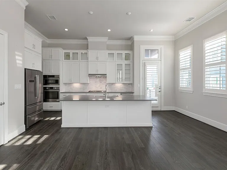 700 Wooster Ln — Photo 2