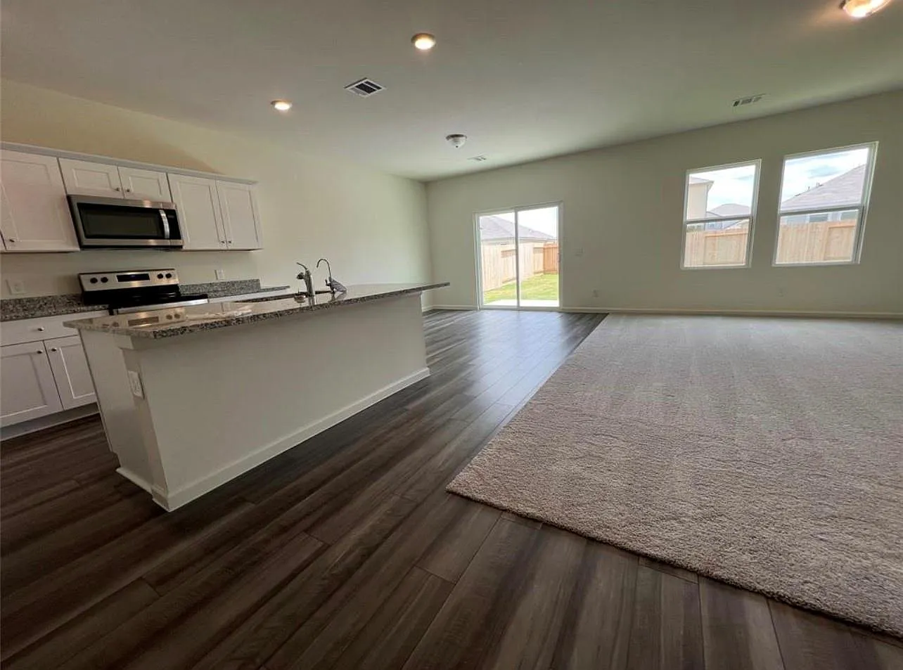 5 bed, 3.0 bath, 2722 sqft, $2,500 — Photo 2