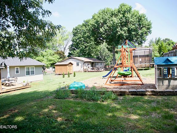 3rd image of 7820 Hallsdale Rd