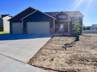 762 Pheasant Run Ave, Dickinson, ND 58601