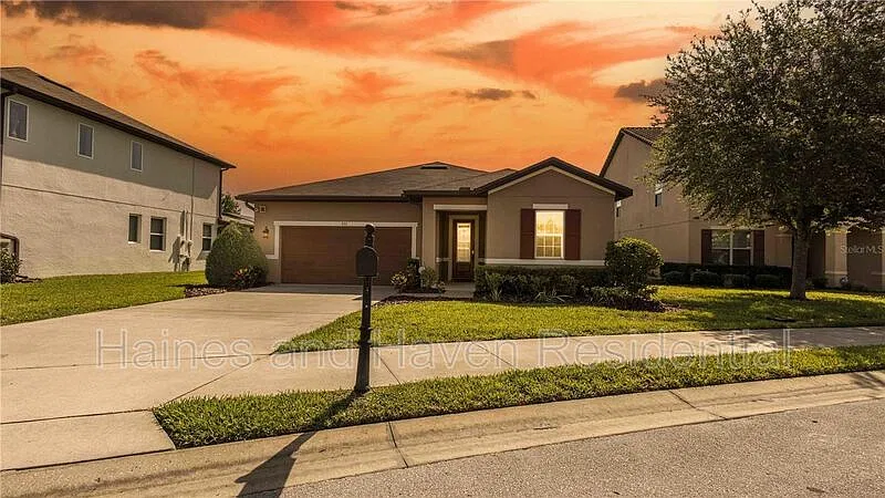 3 bed, 2.0 bath, 2208 sqft, $2,300 — Photo 1