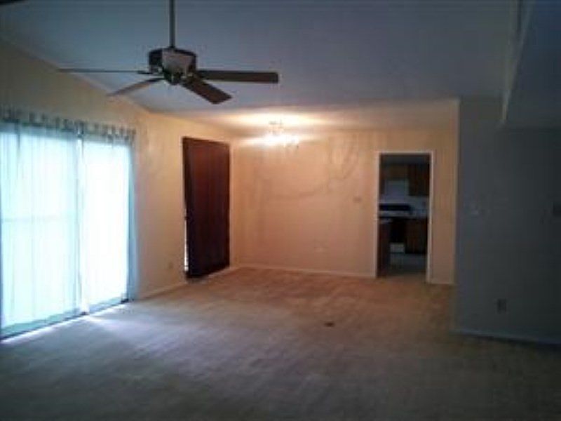 1st image of 542 White Oak St