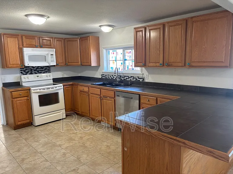 1296 NW Keasey St — Photo 7