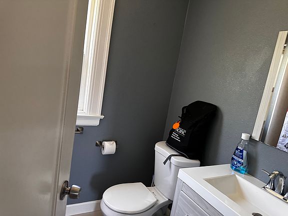 5th image of 820 Bristol Ave