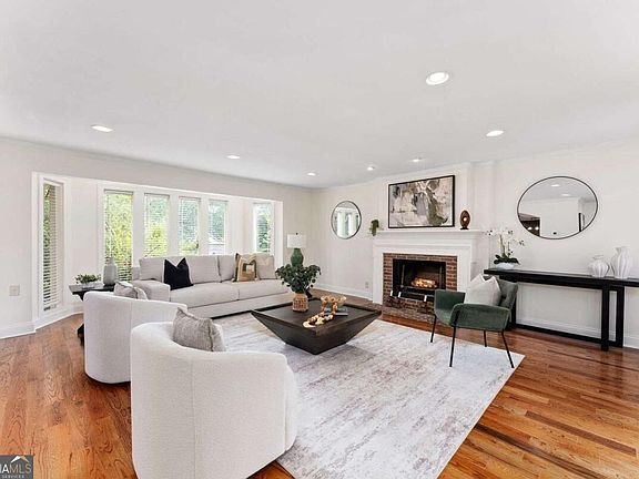 2nd image of 18 Basswood Cir