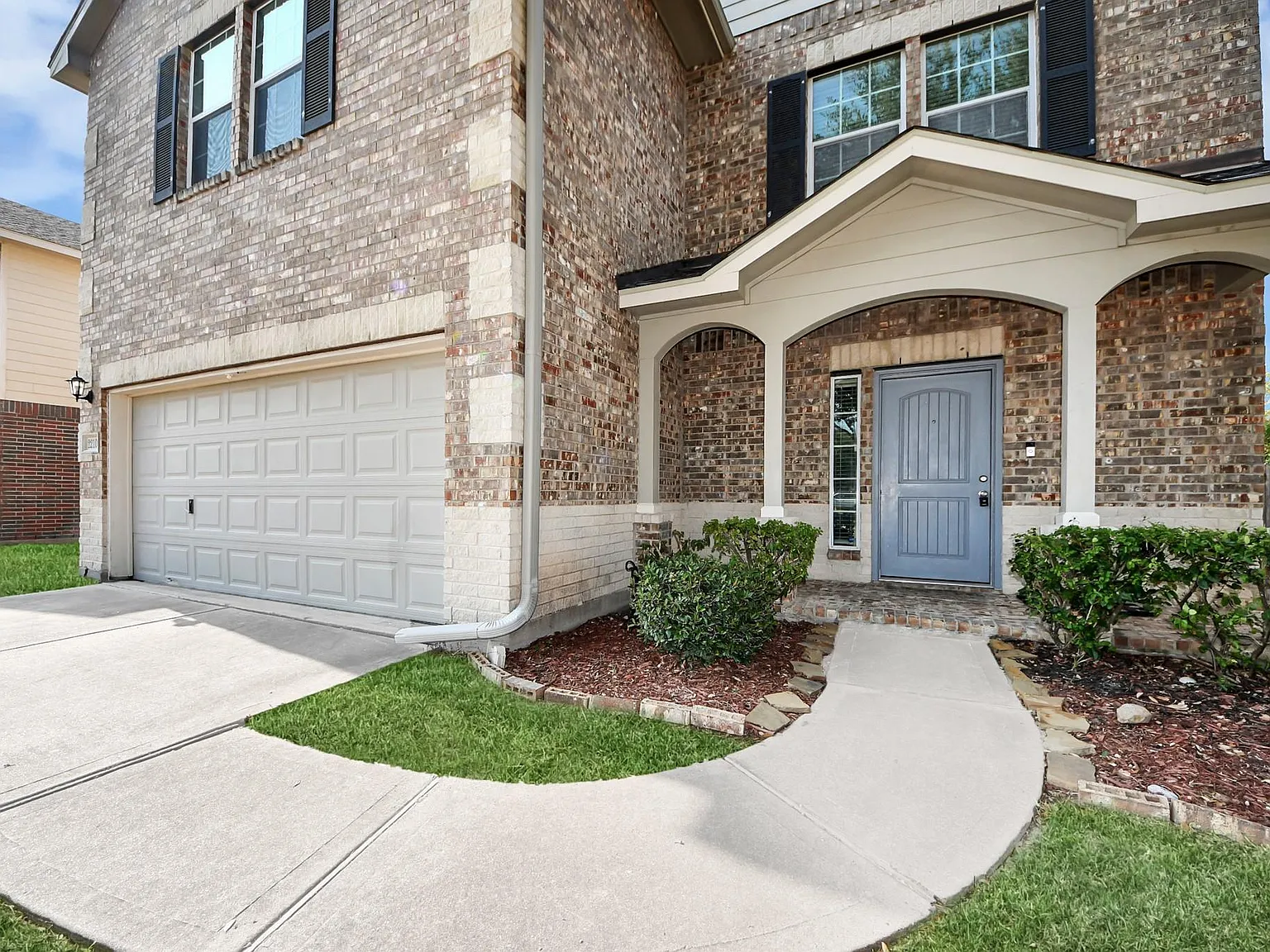 5 bed, 3.0 bath, 2900 sqft, $2,400 — Photo 2