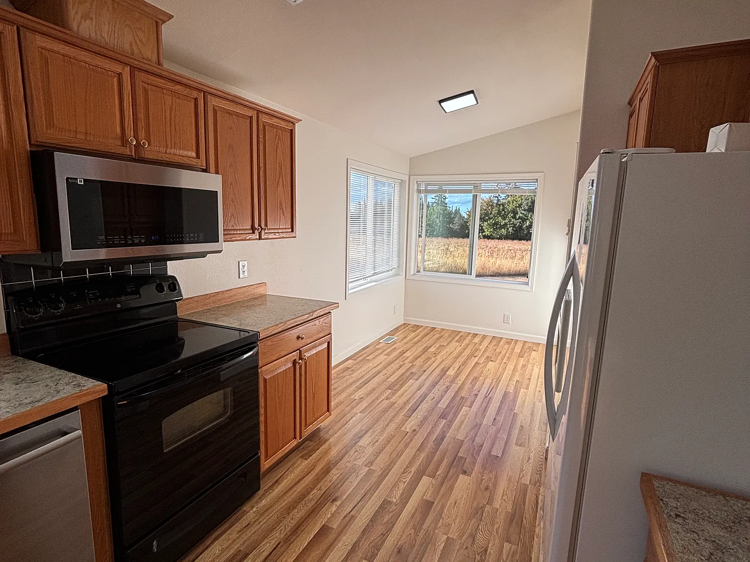 3 bed, 1600 sqft, $2,700 — Photo 2