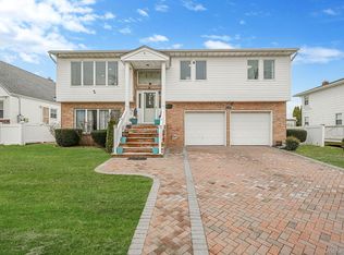 105 Arlington Street, Mineola, NY 11501