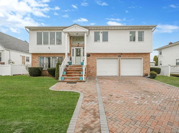 105 Arlington Street, Mineola, NY 11501