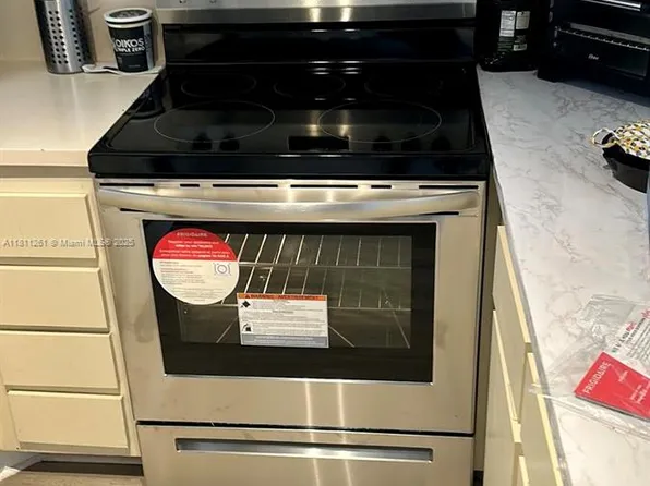 8290 Lake Dr APT 527, Doral, FL 33166