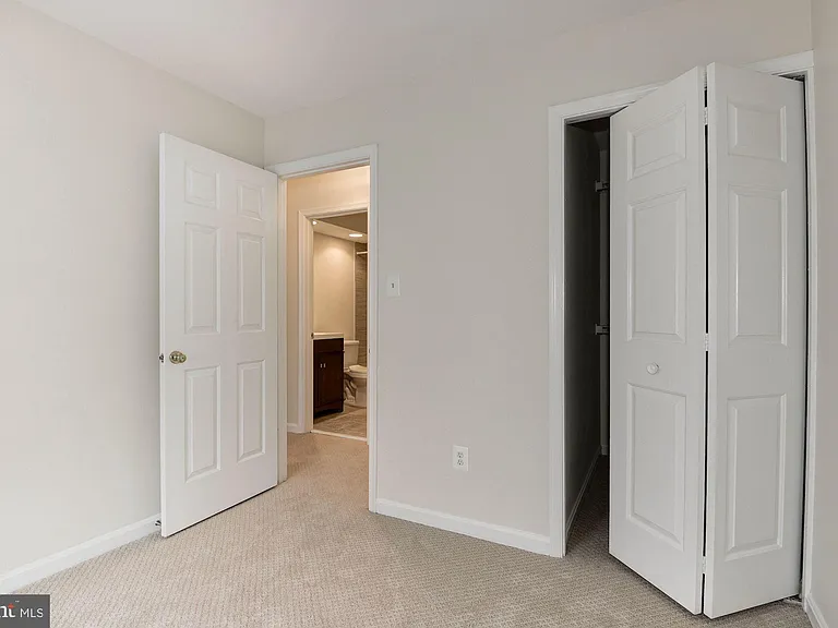 22037 Manning Sq — Photo 32